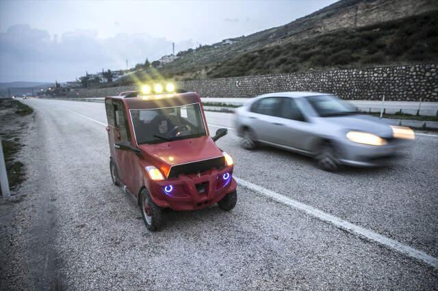 Hurda Parçalarından Güneş Enerjisi ve Elektrikle Çalışan Otomobil Yaptı