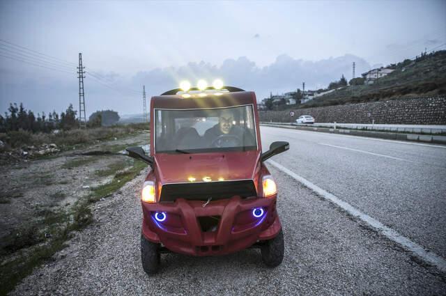 Hurda Parçalarından Güneş Enerjisi ve Elektrikle Çalışan Otomobil Yaptı