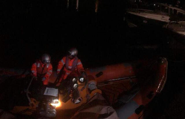Kadıköy Açıklarında Mahsur Kalan 6 Kişi Kurtarıldı Kadıköy Açıklarında Mahsur Kalan 6 Kişi Kurtarıldı