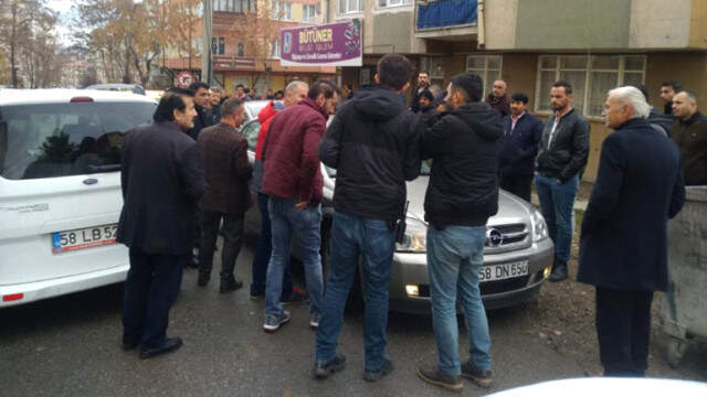 Kadını Zorla Otomobile Bindirmek İsteyen Şüphelileri, Polis Yakaladı Sosyal Medyadan Tanıştığı Kadın Otomobiline Binmek İstemeyince Yerlerde Sürükledi