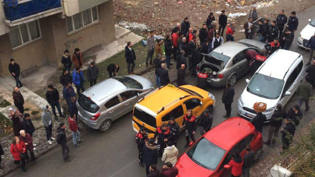Kadını Zorla Otomobile Bindirmek İsteyen Şüphelileri, Polis Yakaladı Sosyal Medyadan Tanıştığı Kadın Otomobiline Binmek İstemeyince Yerlerde Sürükledi