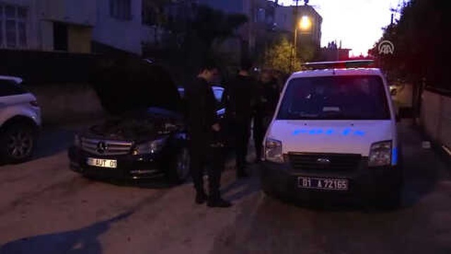 Öfkeli <a class='keyword-sd' href='/baba/' title='Baba'>Baba</a>, Oğlunu Gözaltına Alan Polislerin Üzerine Aracını Sürdü