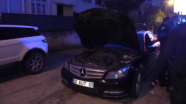Öfkeli Baba, Oğlunu Gözaltına Alan Polislerin Üzerine Aracını Sürdü