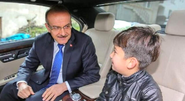 Ordu Valisi Yavuz, Kendisine Sosyal Medyadan, 'Beni Namaza Götür' Yazan Öğrenciyi Cuma Namazına Götürdü Ordu Valisi Seddar Yavuz, Kendisine Sosyal Medyadan,