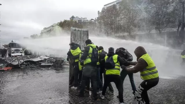 Sarı Yelekliler: 'Fransız Baharı' mı 'Faşizmin Ayak Sesleri' Mi?