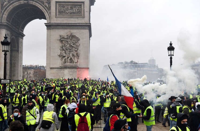 Sarı Yelekliler Paris'te: Polisle Çatışmalar ve 16 Gözaltı