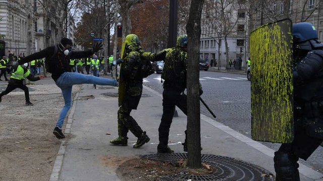 Sarı Yelekliler Paris'te: Polisle Çatışmalar ve 16 Gözaltı