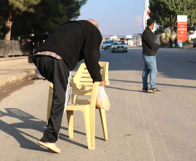 4 Yıl Önce Bacağını Kaybeden Yaşlı Adam, Plastik Sandalyeyi Baston Olarak Kullanıyor