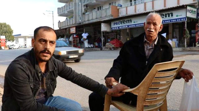 4 Yıl Önce Bacağını Kaybeden Yaşlı Adam, Plastik Sandalyeyi Baston Olarak Kullanıyor
