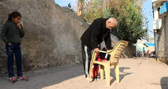 4 Yıl Önce Bacağını Kaybeden Yaşlı Adam, Plastik Sandalyeyi Baston Olarak Kullanıyor
