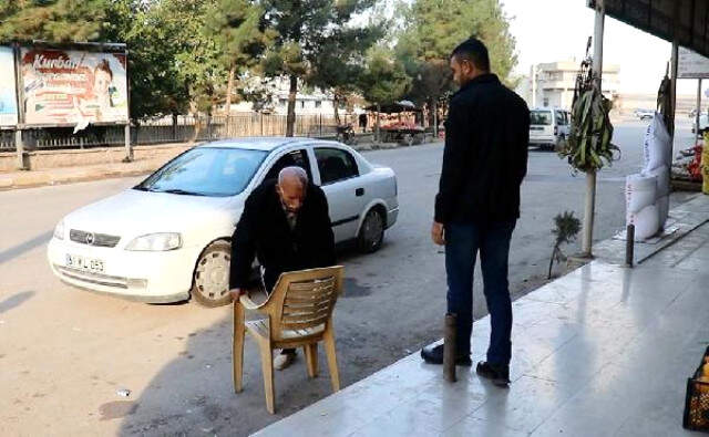 4 Yıl Önce Bacağını Kaybeden Yaşlı Adam, Plastik Sandalyeyi Baston Olarak Kullanıyor