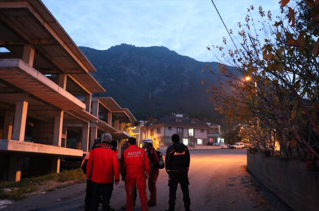 Dağda Mahsur Kalan 2 İranlı Turist, Yaktıkları Ateş Sayesinde 8.5 Saatlik Operasyonla Kurtarıldı Dağda Mahsur Kalan 2 İranlı Turist, Yaktıkları Ateş Sayesinde 8.5 Saatlik Operasyonla Kurtarıldı