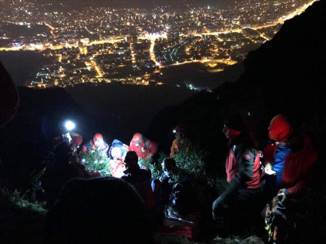 Dağda Mahsur Kalan 2 İranlı Turist, Yaktıkları Ateş Sayesinde 8.5 Saatlik Operasyonla Kurtarıldı Dağda Mahsur Kalan 2 İranlı Turist, Yaktıkları Ateş Sayesinde 8.5 Saatlik Operasyonla Kurtarıldı