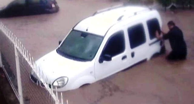 Selde Sürüklenen Aracını Elleriyle Tuttu, Park Etti, İple Bağladı Selde Sürüklenen Aracını Elleriyle Tuttu, Park Etti, İple Bağladı