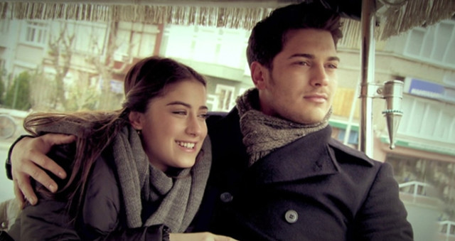 Çağatay Ulusoy ve Hazal Kaya Netflix Filmiyle Yıllar Sonra Tekrar Bir Araya Geliyor