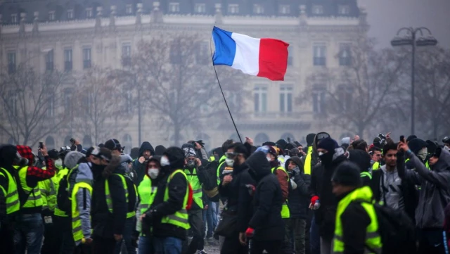 Fransa'daki Sarı Yelekliler Protestoları Hakkında Neler Biliniyor?