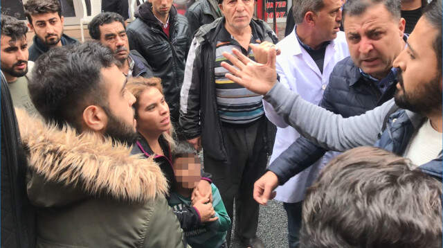 İstanbul'da Çocuklu Kadın Kapkaççıyı Vatandaşlar Yakaladı Çocuğuyla Kapkaç Yapan Kadın, Vatandaşların Elinden Kurtulamadı! O Anlar Kamerada