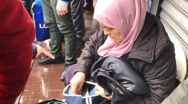 İstanbul'da Çocuklu Kadın Kapkaççıyı Vatandaşlar Yakaladı Çocuğuyla Kapkaç Yapan Kadın, Vatandaşların Elinden Kurtulamadı! O Anlar Kamerada