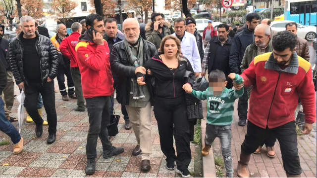 <a class='keyword-sd' href='/istanbul/' title='İstanbul'>İstanbul</a>'da Çocuklu Kadın Kapkaççıyı Vatandaşlar Yakaladı Çocuğuyla Kapkaç Yapan Kadın, Vatandaşların Elinden Kurtulamadı! O Anlar Kamerada