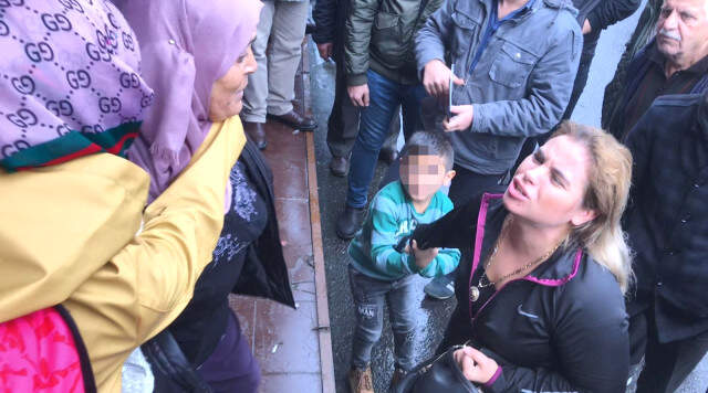 İstanbul'da Çocuklu Kadın Kapkaççıyı Vatandaşlar Yakaladı Çocuğuyla Kapkaç Yapan Kadın, Vatandaşların Elinden Kurtulamadı! O Anlar Kamerada
