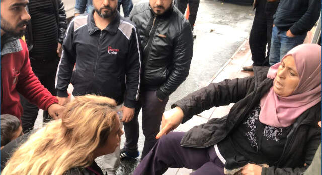 İstanbul'da Çocuklu Kadın Kapkaççıyı Vatandaşlar Yakaladı Çocuğuyla Kapkaç Yapan Kadın, Vatandaşların Elinden Kurtulamadı! O Anlar Kamerada