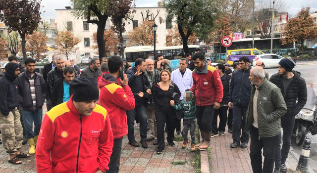 İstanbul'da Çocuklu Kadın Kapkaççıyı Vatandaşlar Yakaladı Çocuğuyla Kapkaç Yapan Kadın, Vatandaşların Elinden Kurtulamadı! O Anlar Kamerada