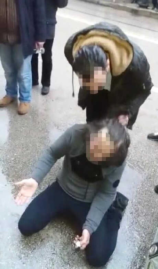 Kız Çocuğunu Taciz Ettiği İddia Edilen Şüpheli, Çocuğun Ağabeylerinden Meydan Dayağı Yedi