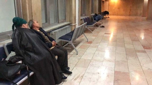 Engelli Koca, 8 Aylık Hamile Karısıyla Her Gece Hastane Koridorunda Uyuyor