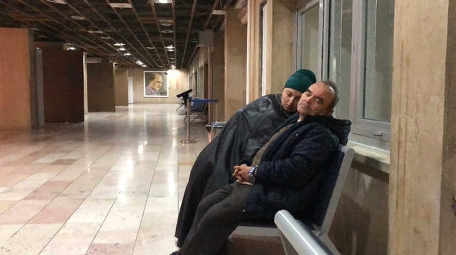 Engelli Koca, 8 Aylık Hamile Karısıyla Her Gece Hastane Koridorunda Uyuyor