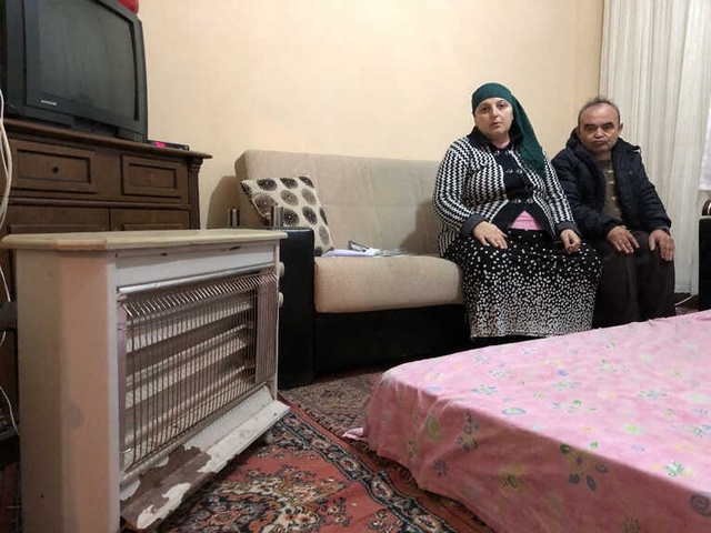 Engelli Koca, 8 Aylık Hamile Karısıyla Her Gece Hastane Koridorunda Uyuyor