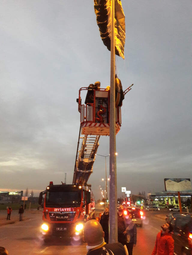 Pisti Iskalayan Paraşütçü Elektrik Direğine Asılı Kaldı! Pisti Iskalayan Paraşütçü, Elektrik Direğine Asılı Kaldı