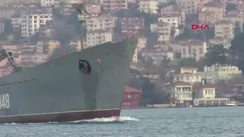 İstanbul Boğazı'ndan Geçen Rus Gemisinde, Rus Askerinin Dürbünle Etrafı İzlediği Anlar Dikkat Çekti