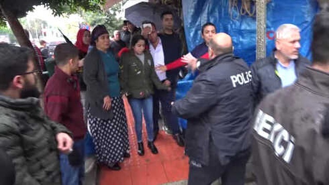 Mersin Adliyesi Önünde Çıkan Bıçaklı Kavgada 1'i Ağır 3 Kişi Yaralandı