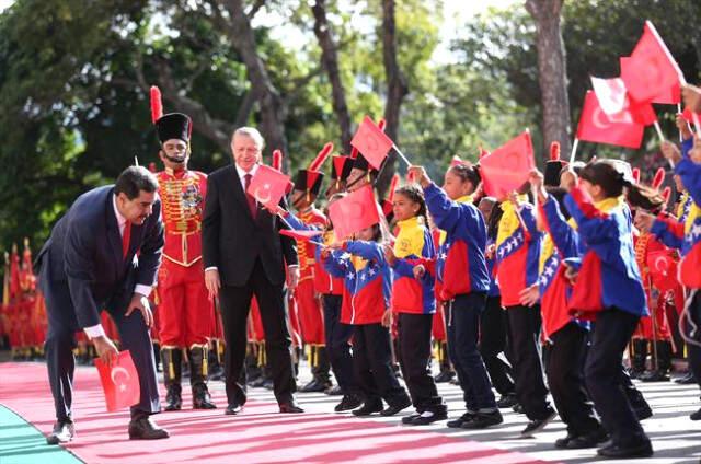 Venezuela Lideri Maduro, Yere Düşen Türk Bayrağını Kaldırdı