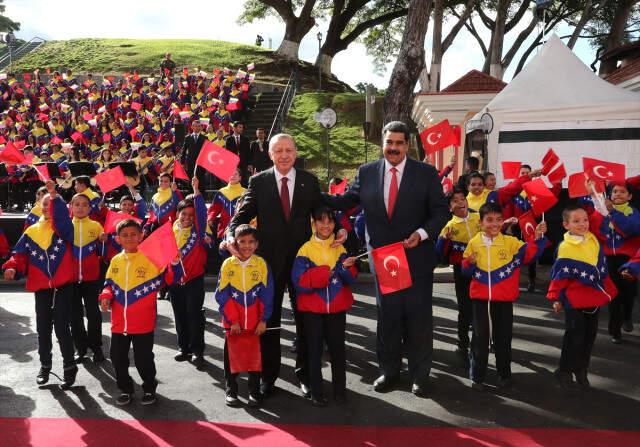 Venezuela Lideri Maduro, Yere Düşen Türk Bayrağını Kaldırdı