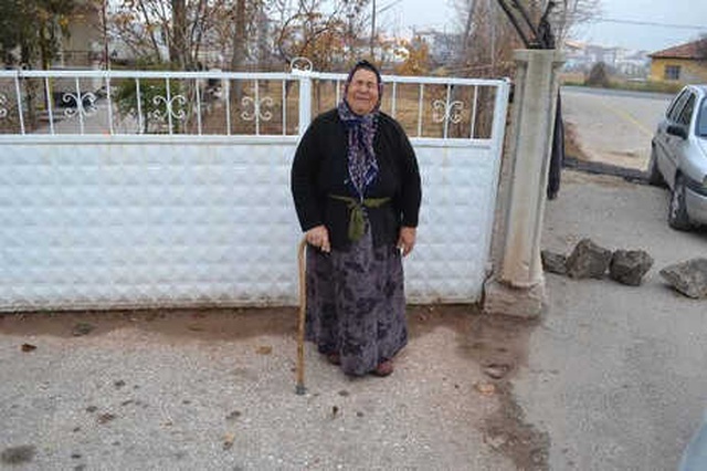 Yaşlı Kadın, Yılbaşında Satmak İçin Beslediği Hindileri Çalınınca Hüngür Hüngür Ağladı