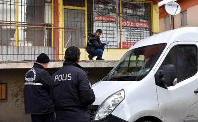 4'üncü Kat Penceresinden Servise Bakan Öğrenci, Minibüsün Üzerine Düştü