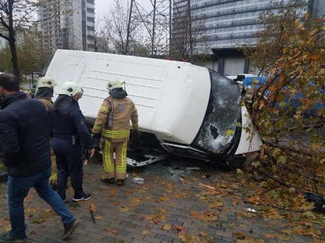 İstanbul'da İşçileri Taşıyan Servis Aracı Kaza Yaptı: 14 Yaralı