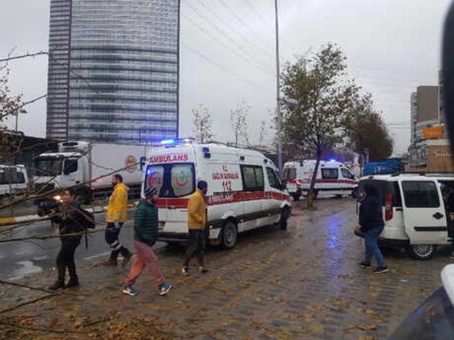 İstanbul'da İşçileri Taşıyan Servis Aracı Kaza Yaptı: 14 Yaralı