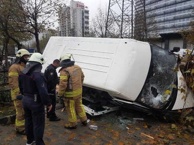 İstanbul'da İşçileri Taşıyan Servis Aracı Kaza Yaptı: 14 Yaralı