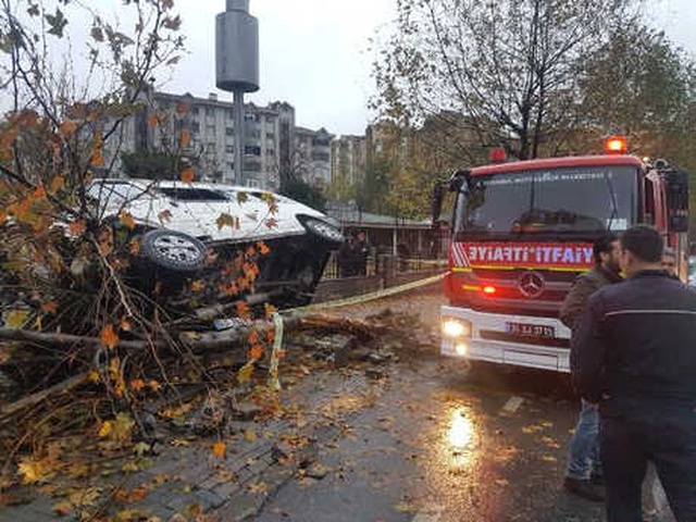 İstanbul'da İşçileri Taşıyan Servis Aracı Kaza Yaptı: 14 Yaralı