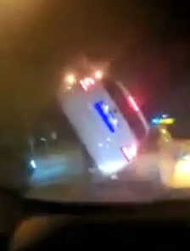 Trafik Işıklarındaki Kaza Anı Cep Telefonundan Yapılan Canlı Yayına Yansıdı