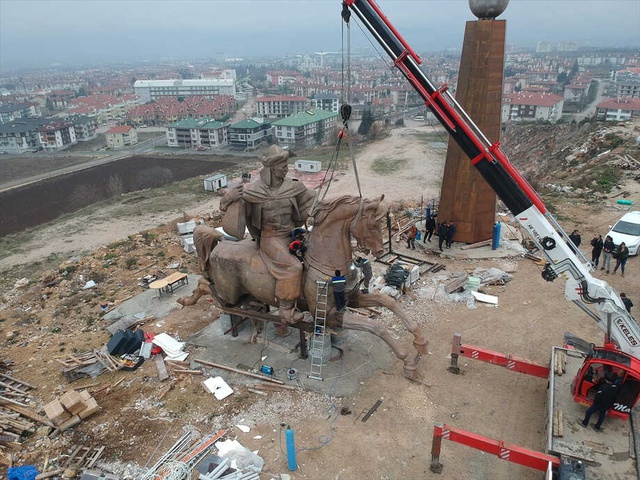Dev Köroğlu Heykelinin Montajına Başlandı