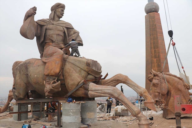 Dev Köroğlu Heykelinin Montajına Başlandı