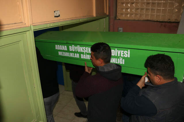 İki TIR Şoförü Otoyolda Araçlarının Önünde Ölü Bulundu TIR Şoförlerinin Yol Verme Kavgası Kanlı Bitti: 2 Ölü