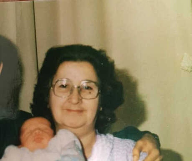 Ölüm Döşeğinde Gelen İtirafla Evlatlık Olduğunu Öğrendi, 5 Yıldır Öz Annesini Arıyor