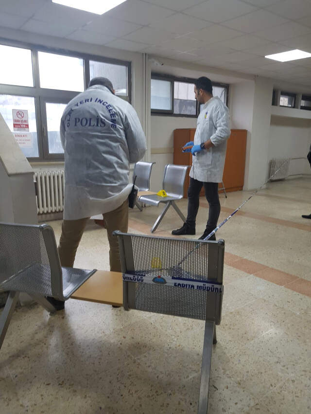 Son Dakika! Görüşme İsteği Reddedilen Şahış, Silahla Belediye Binasını Bastı Görüşme İsteği Reddedilen Şahıs, Silahla Belediye Binasını Bastı
