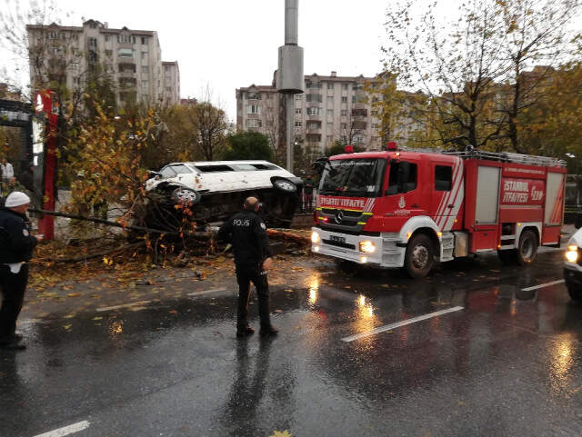 İstanbul'da İşçileri Taşıyan Servis Aracı Kaza Yaptı: 14 Yaralı