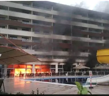 Hatay'da Otel Yangını: 20 Kişi Dumandan Etkilendi