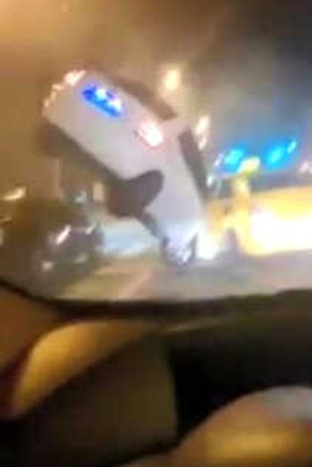 Trafik Işıklarındaki Kaza Anı Cep Telefonundan Yapılan Canlı Yayına Yansıdı